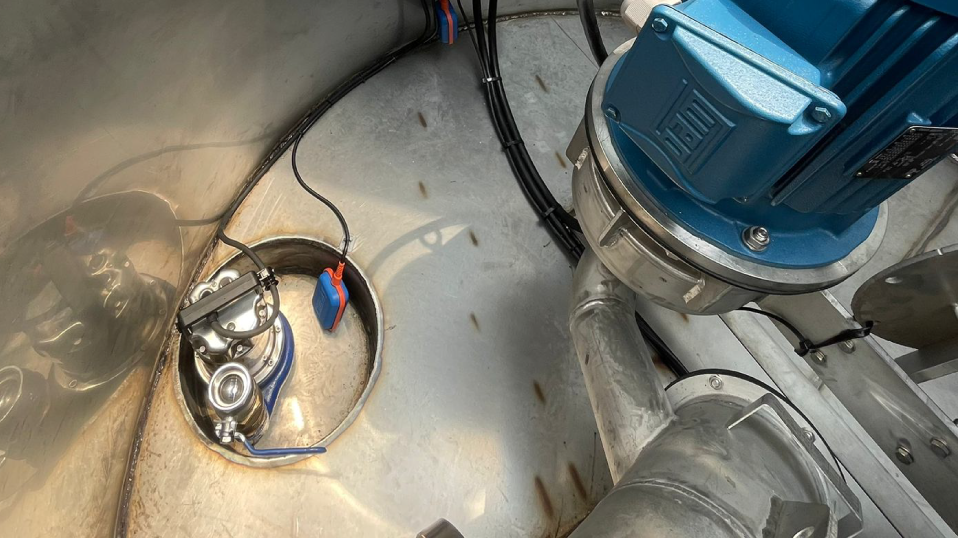 Bomba de drenagem em estação elevatória de esgoto